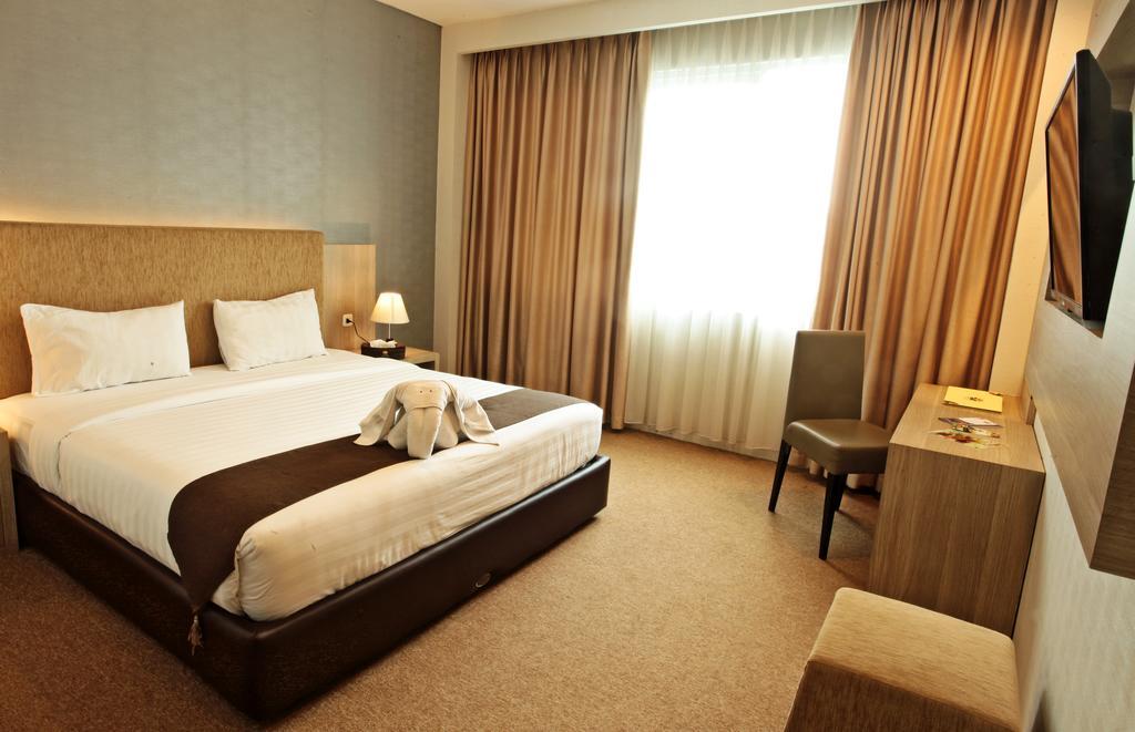 Asoka Luxury Hotel Bandar Lampung Esterno foto
