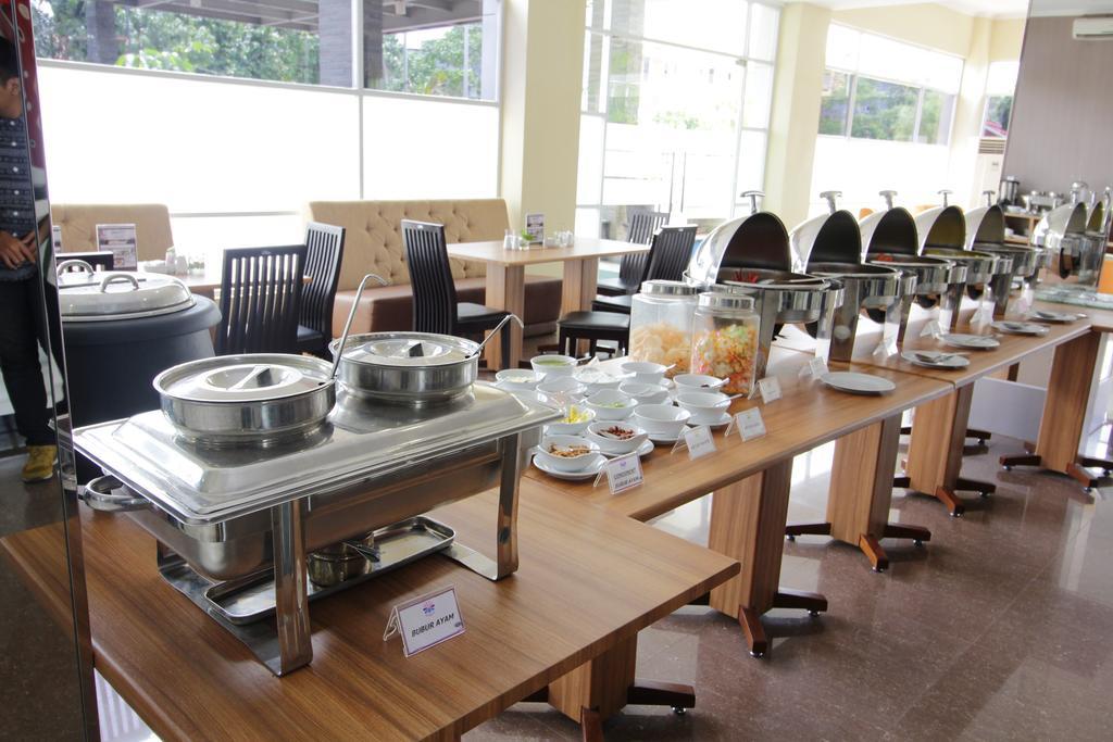 Asoka Luxury Hotel Bandar Lampung Esterno foto