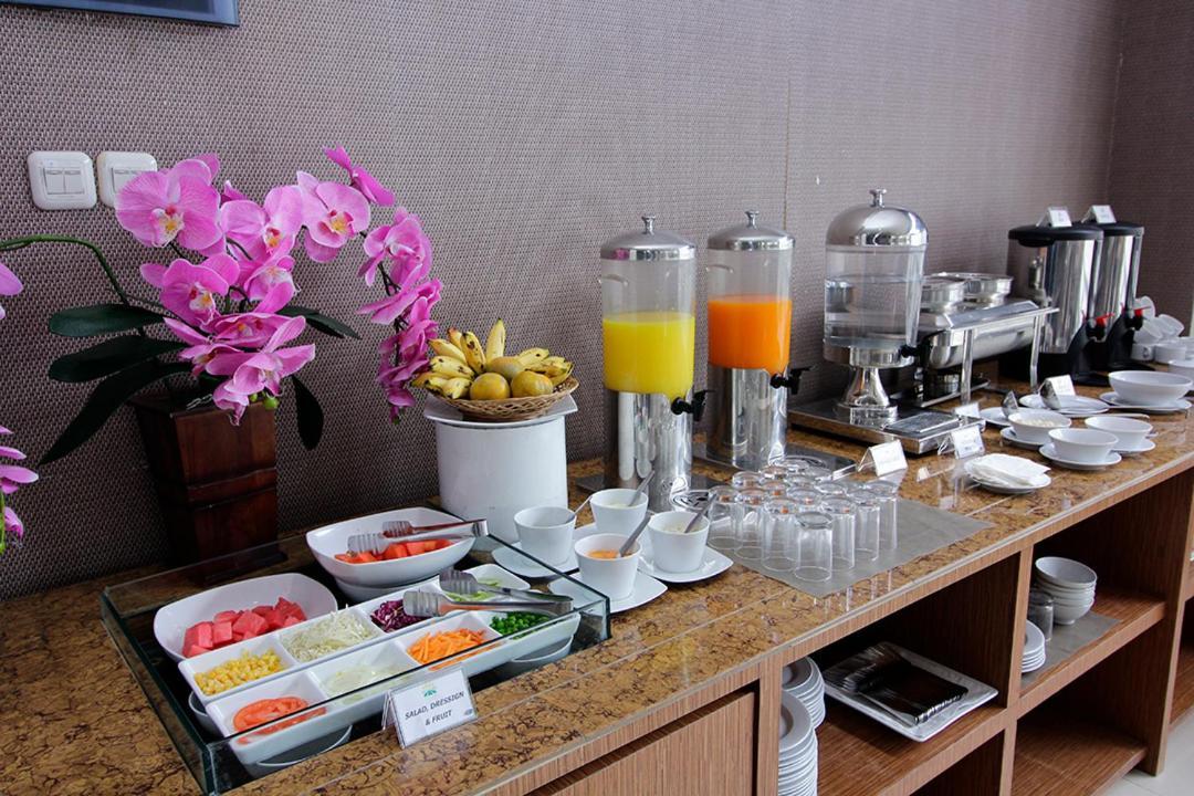 Asoka Luxury Hotel Bandar Lampung Esterno foto