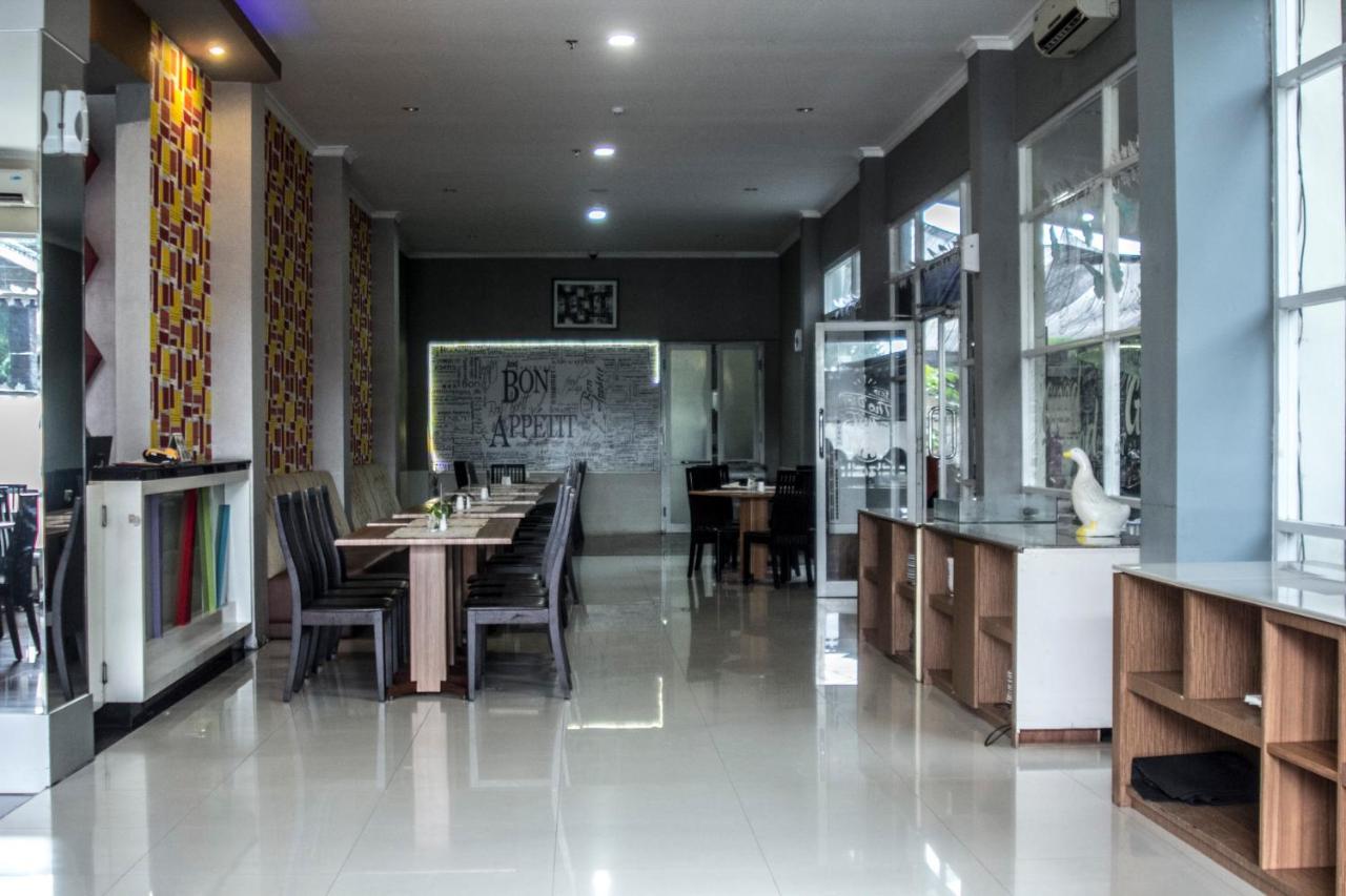 Asoka Luxury Hotel Bandar Lampung Esterno foto