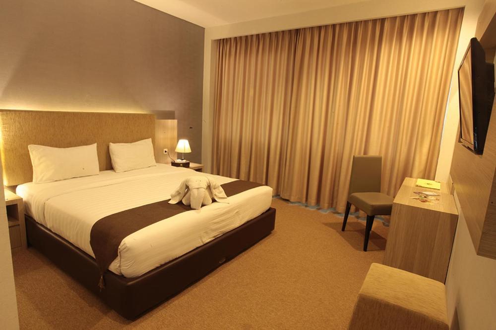 Asoka Luxury Hotel Bandar Lampung Esterno foto